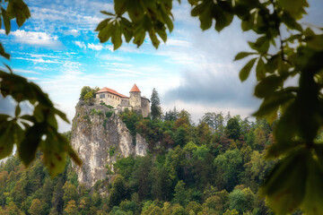 Auf einem Felsen am Bleder See in Slowenien befindet sich die Burg von Bled