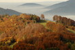 widok polskich gór o nazwie Beskidy w jesiennych kolorach, w oddali snujące się mgły
