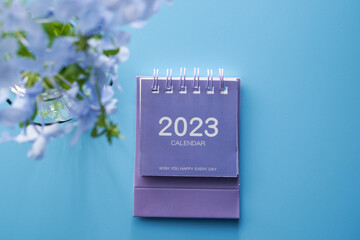 Wall Mural - purple 2023 desk calendar with purple flower top view