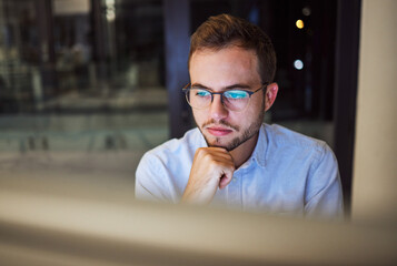 Aufkleber - Businessman, computer and office thinking at night planning trading strategy for financial market at finance company. Canada online trader person focus, working or reading pc corporate fintech email