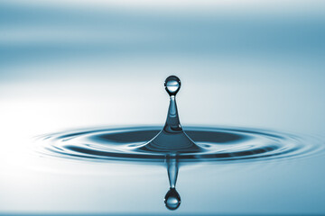 Poster - Perfect splash of water drop on a mirror surface