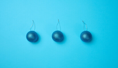 Wall Mural - Shiny blue christmas balls for the christmas tree on a blue background.