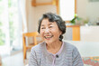 © One - 笑顔のシニア女性