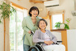 © One - 孫と車椅子に乗ったシニア女性