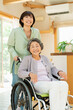 © One - 孫と車椅子に乗ったシニア女性