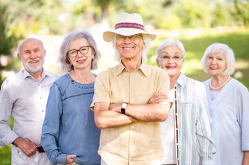 Wall Mural - Group of senior friends bonding at the park - Elderly old people meeting and having fun outdoors