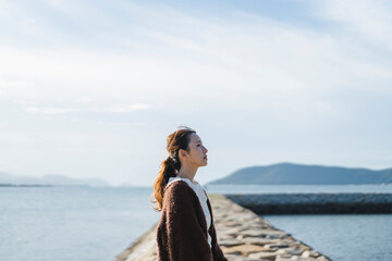 夕暮れの海にいる女性