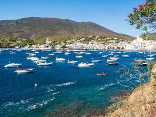 Wall Mural - Bahia de Cadaqués con embarcaciones de recreo y pesca