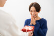 プレゼントをもらい喜ぶ日本人女性