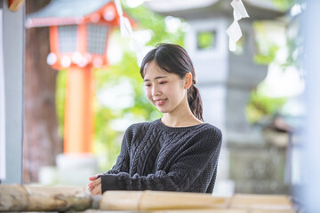 Wall Mural - 神社で手を清める女性　shrine