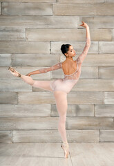 Wall Mural - Ballerina doing arabesque on pointe