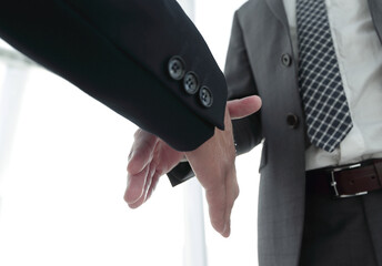 Fototapete - Two business men going to make handshake