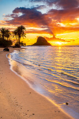 Canvas Print - Beautiful Sunrise a Kualoa Beach Park in Kaaawa, Oahu, Hawaii