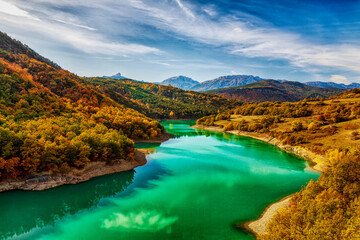 Treffort France 10 2021 vue aux couleurs de l'automne, du lac du Monteynard. Le lac est connu pour les 2 passerelles himalayennes qui le traversent. 