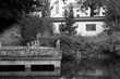 Teich mit Plattform für Besucher und alter Mauer im Chinesischen Garten im Bethmannpark am Merianplatz an der Berger Straße im Nordend von Frankfurt am Main in Hessen in neorealistischem Schwarzweiß