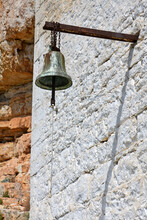 Glocke An Der Fassade Eines Griechisch-orthodoxen Klosters, Strofilia, Peloponnes, Griechenland // Bell On The Facade Of A Greek Orthodox Monastery, Strofilia, Peloponnese, Greece
