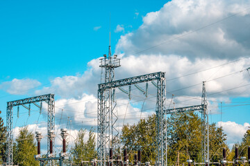 High-voltage substation with switches and disconnectors