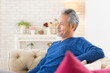 © miya227 - 部屋でリラックスするシニア男性
