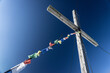 Gipfelkreuz mit Gebetsflaggen