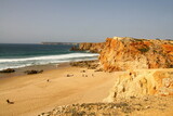 Fototapeta Sawanna - La plage de Mareta, très prisée des surfeurs, à Sagres dans l'Algarve au Portugal
