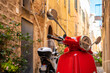 Roter Motorroller in einer engen Gasse einer italienischen Altstadt