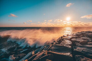 Poster - Beautiful landscape of crushing waves on the sunset