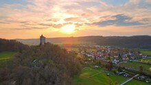 Mittelalterliche Burg Saaleck An Der Saale Im Burgenlandkreis (Sachsen-Anhalt) Mit Zug/Bahn