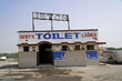 Öffentliche Toilette, Nähe Jaipur, Rajasthan, Indien, Asien