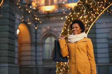 Wall Mural - Black Woman In The Holiday Shopping