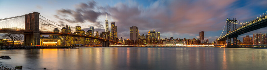Fototapete - Brooklyn bridge and Manhattan bridge after sunset, New York City