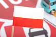 Flagge von Polen, verschiedene Verkehrsschilder und ein Auto