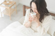 © lielos - 朝、温かい飲み物を飲む女性