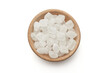 Cukier biały lodowy w dużych kostkach w drewnianej miseczce na białym tle