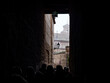 Touristen drängen durch eine enge Gasse in der Altstadt von Toledo, Spanien