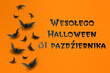 kartka lub baner na happy halloween party 31 października w kolorze czarnym na pomarańczowym tle z czarnymi nietoperzami