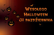 karta lub baner na happy halloween party 31 października w kolorze pomarańczowym na czarno-pomarańczowym tle gradientowym z pomarańczowymi i czarnymi dyniami i czarnymi nietoperzami