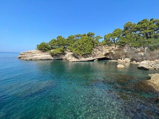 Canvas Print - Turquoise sea bay of scenic rocky coast at summer sunny day.