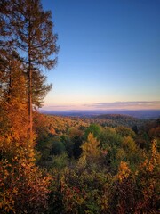 Fototapeta jesienny krajobraz z widokiem na kolorowe góry w pionie.