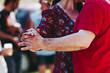 © PicsArt - Mains d'un couple en train de danser dans un bal folk