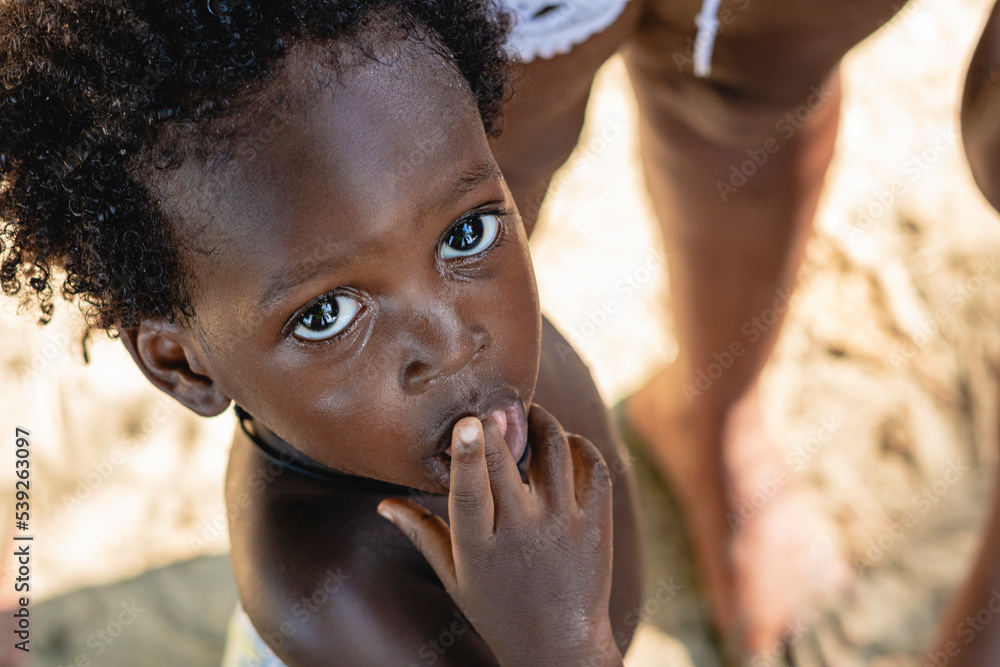 Imagen cenital del rostro de un pequeño niño afroamericano con cabello ...