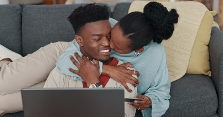 Canvas Print - Couple, laptop and online shopping from a sofa with a credit card with excited black woman and man kiss, hug and bond. Payment, ecommerce and happy lovers browsing online product in living room