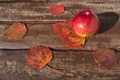 brązowe deski i liście jabłko 5