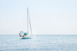 Samotna łódka na morzu pomiędzy wyspą Paxos a Antipaxos