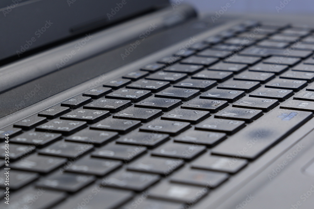 ノートパソコンで仕事をする