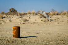 Un Bidone Per Carburante Arrugginito Abbandonato Sulla Spiaggia Di Pellestrina, Isola Della Laguna Di Venezia
