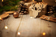 Weihnachtskarte mit Textfreiraum. Natürliche Weihnachtsdekoration und nachhaltig verpackte Geschenke unter Christbaum auf Holz Hintergrund. Zero Waste Concept
