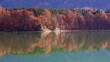 Bäume im Herbst spiegeln sich im See