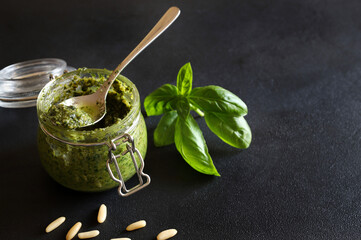 Pesto alla genovese fatto in casa isolato su sfondo grigio. Direttamente sopra.