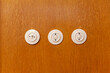 Drei Vintage-Schalter auf einer Wand aus Holz