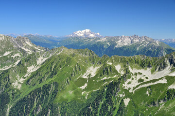 Wall Mural - Le Mont Blanc (alt 4808 m), dans le prolongement de la Chaîne de Belledonne